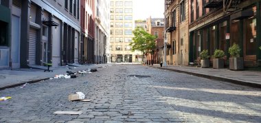 New York 'ta Manhattan' ın NoHo mahallesinde Crobsy Caddesi 'nin boş manzarası çöplerle kaplıydı.