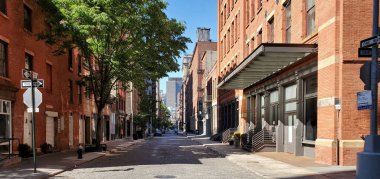 New York Şehri - 2020 Coronavirus salgını sırasında Manhattan 'ın SoHo mahallesindeki boş cadde ve kaldırımların görüntüsü