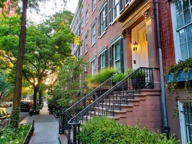 New York 'ta Manhattan' ın West Village mahallesinde sakin bir cadde boyunca eski kahverengi binalar.