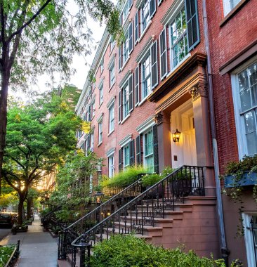 New York 'ta Manhattan' ın West Village mahallesinde sakin bir cadde boyunca eski kahverengi binalar.