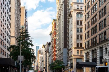 Broadway boyunca New York 'ta Manhattan' ın ortasından geçen binalarda gün ışığı parlıyor.