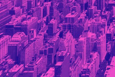 New York 'ta Manhattan şehir merkezindeki kalabalık binaların yukarıdan görünüşü renkli pembe ve mor duoton etkisi ile