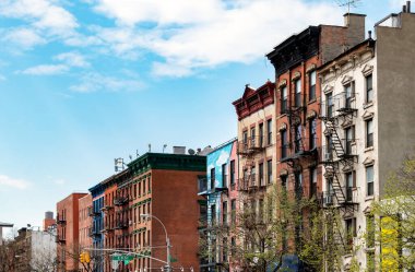 New York 'ta Manhattan' ın East Village mahallesindeki eski binalar bloğu.
