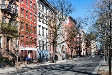 New York 'un East Village mahallesindeki 10. Cadde boyunca uzanan renkli eski binalar.