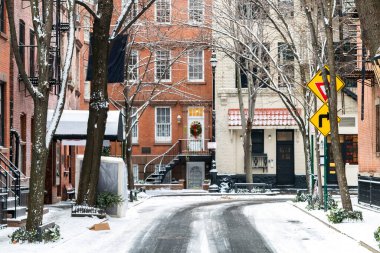 New York, Manhattan 'ın Greenwich Village mahallesindeki Commerce Caddesi' nde karlı kış sahnesi
