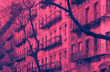 New York 'ta Manhattan' ın Yukarı Doğu Yakası mahallesindeki eski binaların pembe ve mavi duoton renk efektleri