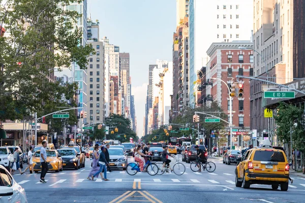 Нью Йорк Сша 2017 Улицы Переполнены Людьми Автомобилями Пересечении Улицы — стоковое фото