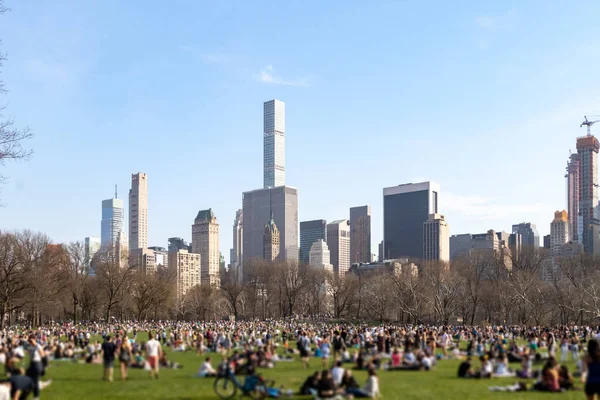 Nagy Tömeg Gyűlt Össze Gyepen Central Parkban Manhattan Városképe Háttérben — Stock Fotó