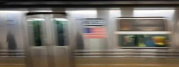 Pociąg Metra Rozmyciem Ruchu Manhattan Nowy Jork — Zdjęcie stockowe