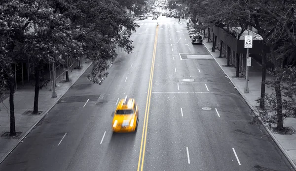 Yellow Taxi Speeding 42Nd Street Black White Midtown Manhattan Cityscape — Stock Photo, Image