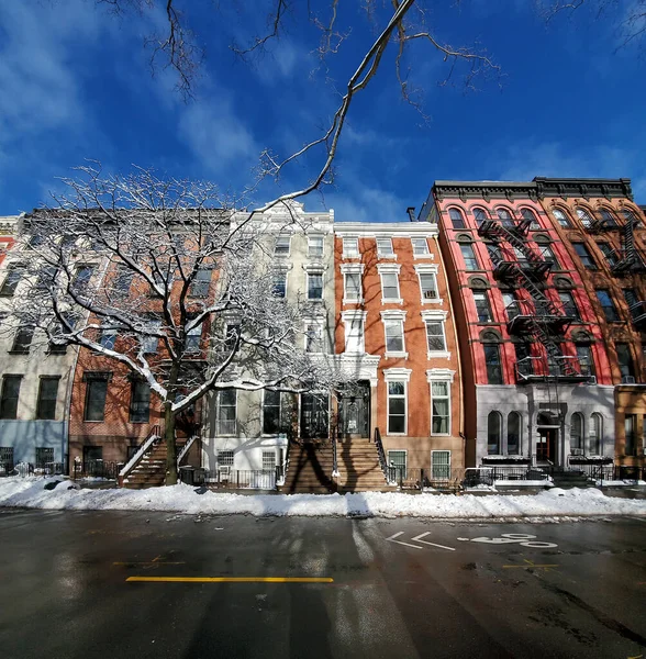 눈덮인 풍경과 이스트 빌리지 아파트 건물들 — 스톡 사진
