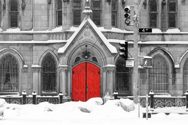 Porta Della Chiesa Rossa Bianco Nero Nevoso Scena Stradale Invernale — Foto Stock