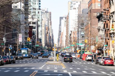 NEW YORK CITY - 2021: Üçüncü Cadde Manhattan 'ın Doğu Köyü' nde trafik sıkışıklığı sırasında araba kaynıyor