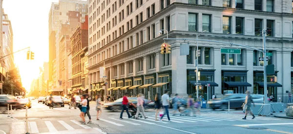 Multitud Personas Movimiento Caminando Través Concurrida Intersección Avenida Midtown Manhattan — Foto de Stock