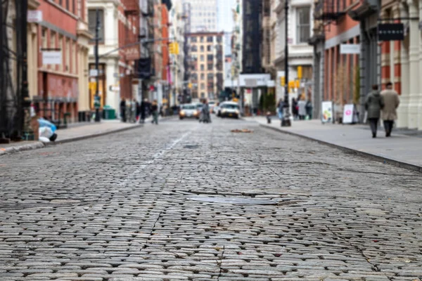 Calle Cobblestone Con Concurrida Intersección Borrosa Fondo Barrio Soho Nueva — Foto de Stock