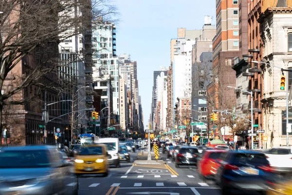 Samochody Taksówki Jadące Przez Skrzyżowania Wzdłuż 3Rd Avenue East Village — Zdjęcie stockowe