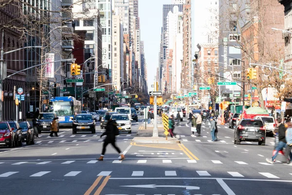 Нью Йорк 2021 Занятая Уличная Сцена Толпами Людей Автомобилей Перекрестках — стоковое фото