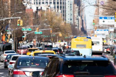 Manhattan 'da trafiğin yoğun olduğu 1. Cadde boyunca arabalar, taksiler ve otobüsler dolup taşıyor.