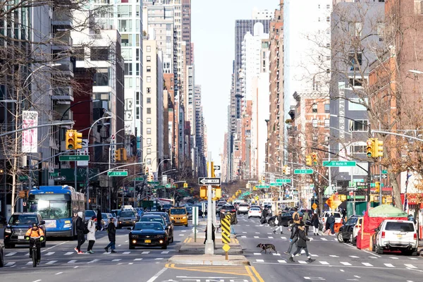 Нью Йорк 2021 Зайняті Перехрестя Вздовж Авеню Переповнені Натовпом Людей — стокове фото