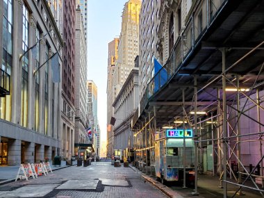 New York, Manhattan 'ın finans bölgesinde, Wall Street boyunca boş kalmış tarihi binaların boş manzarası ve kimsesiz bir yemek arabası.