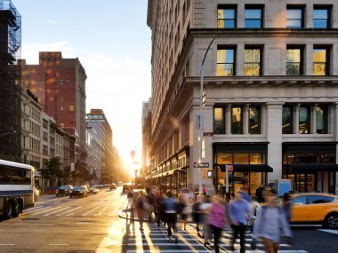 5. Cadde ile 23. Cadde 'nin kesiştiği New York, Manhattan' ın göbeğinde yürüyen isimsiz bir grup insan.