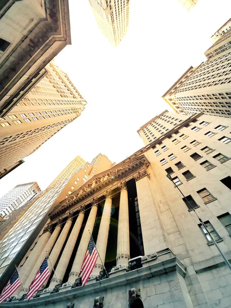 Looking Tall Buildings Wall Street Financial District Manhattan New York — Stock Photo, Image