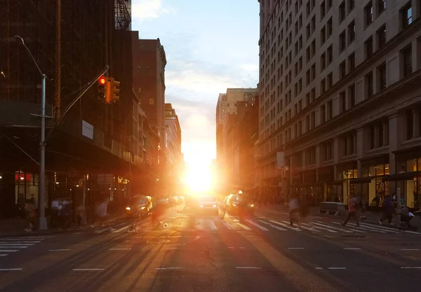 Gente Caminando Través Concurrida Intersección Con Luz Del Atardecer Brillando —  Fotos de Stock