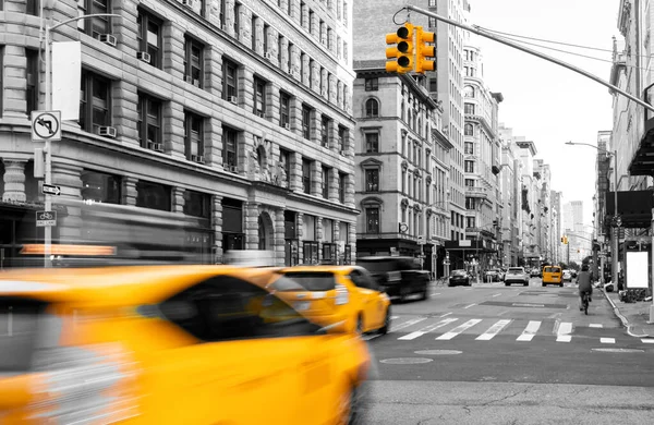 Táxis Amarelos Dirigindo Cena Rua Preto Branco Quinta Avenida Manhattan — Fotografia de Stock