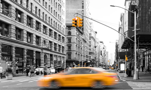 Gul Taxi Kör Svartvitt Gatuscen Fifth Avenue Med Livliga Folkmassor — Stockfoto