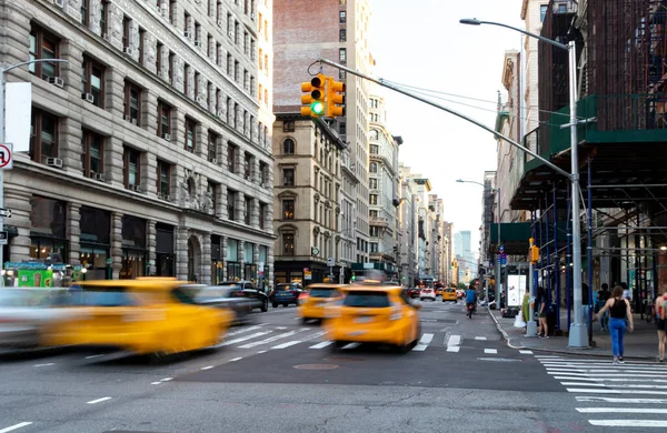 Gele Taxi Rijden Door Straat Fifth Avenue Door Drukke Kruispunten — Stockfoto