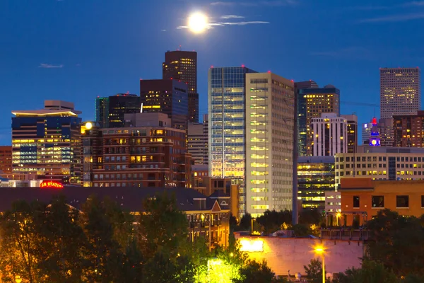 Full Moon Rising Above Denver — Stock Photo, Image