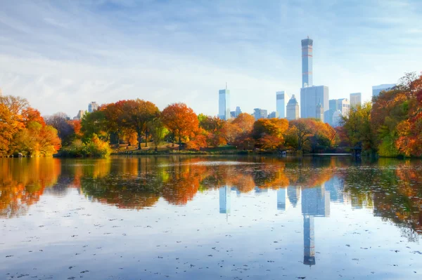 New York City Central Park na podzim jezero — Stock fotografie