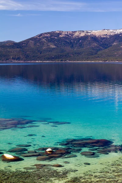 Blaues Wasser des Tahoe-Sees — Stockfoto