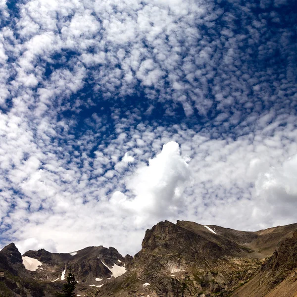 Bergslandskap moln — Stockfoto