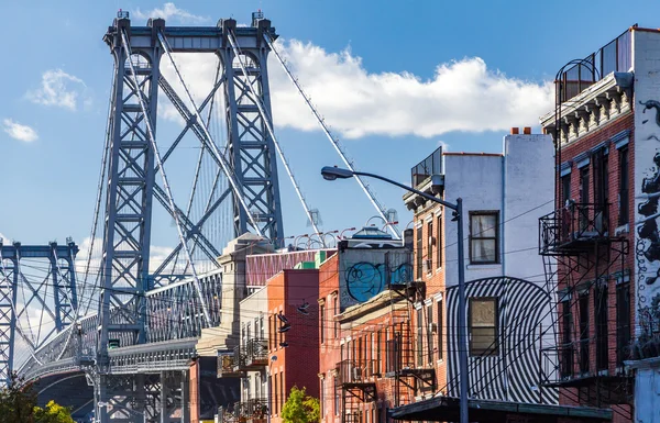 Brooklyn street scene with block of buildings near the Williamsb — Stock Photo, Image