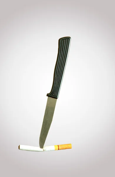 Papierosy i noże — Zdjęcie stockowe
