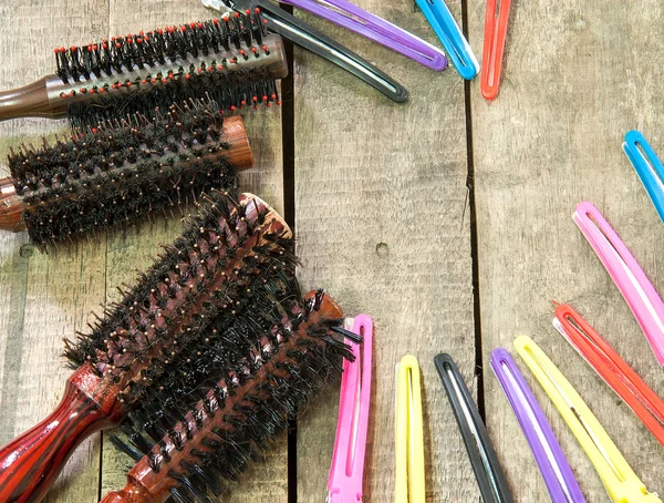 Pente de escova de cabelo e grampos de cabelo — Fotografia de Stock