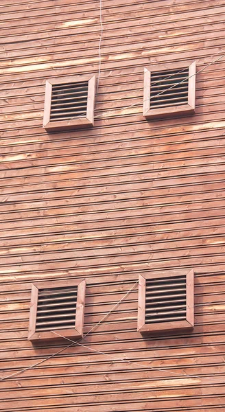 Fenster an der Holzwand — Stockfoto
