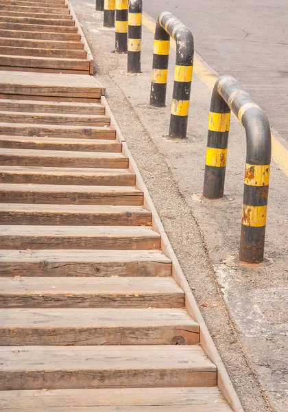Деревянная лестница и механический барьер — стоковое фото