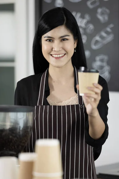 Jeune Belle Asiatique Femme Barista Portant Tablier Debout Devant Machine — Photo