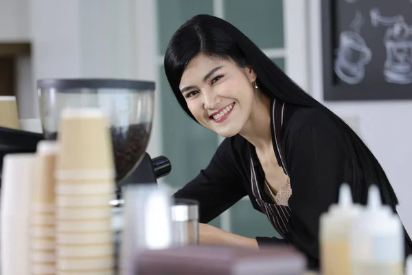 Barista Femme Portant Tablier Debout Devant Machine Café Faire Des — Photo