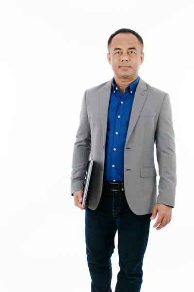 Seorang Pria Asia Paruh Baya Yang Percaya Diri Dengan Kemeja — Stok Foto