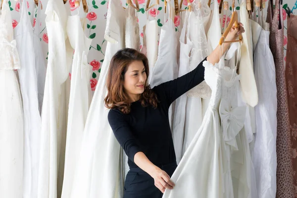 Glamour Mulher Asiática Noiva Dono Loja Casamento Trabalhando Seu Estúdio — Fotografia de Stock