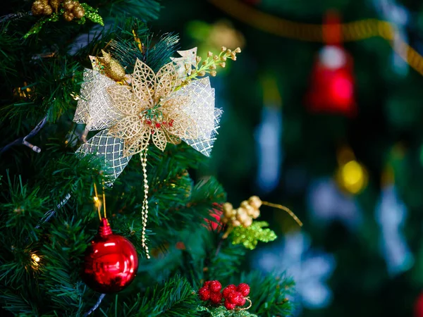 Schleife Aus Stoff Hängt Weihnachtsbaum Mit Kopierraum Rechts — Stockfoto