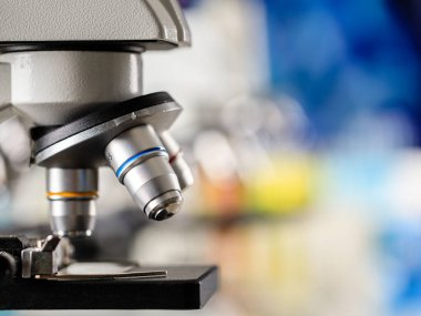 Mikroskop lensi ve renkli arkaplan fotokopi küresinin yakın çekim görüntüsü.