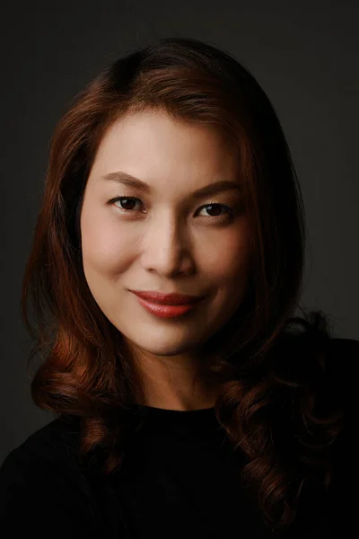 Porträtt Vacker Asiatisk Kvinna Ler Och Ser Till Kameran Med — Stockfoto