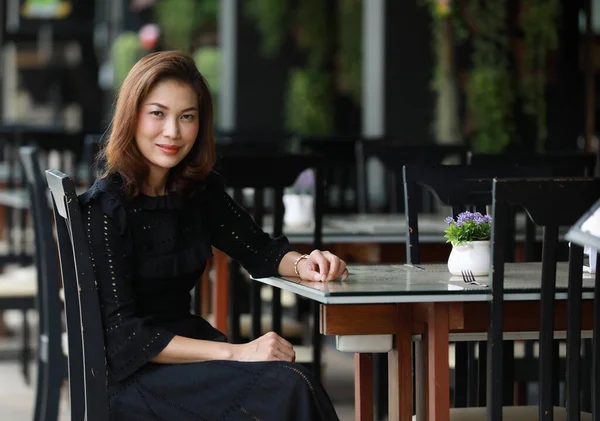 Schöne Süße Asiatische Frau Schwarzem Kleid Sitzt Allein Outdoor Lebensmittelgeschäft — Stockfoto