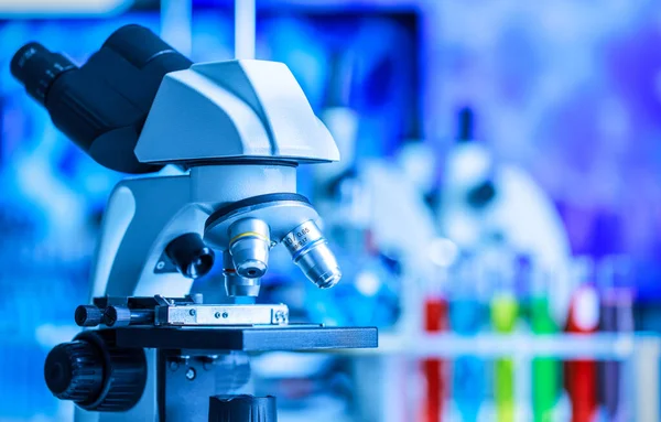 Mikroskop Und Labor Mit Chemischer Reagenzglasausstattung Labor Blaulicht Wissenschaft Und — Stockfoto