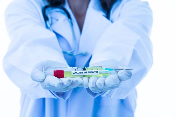 Pessoas Vestido Médico Jaleco Com Tubo Teste Estetoscópio Segurando Covid — Fotografia de Stock