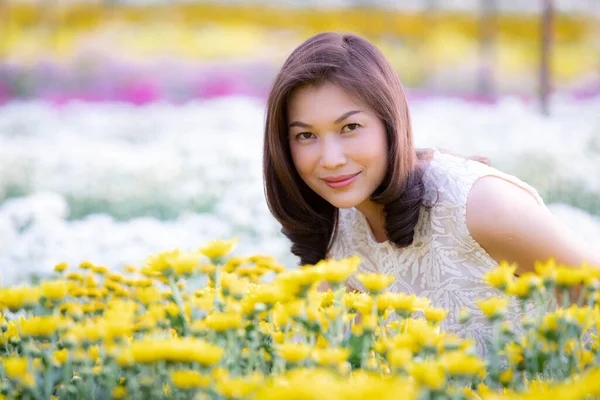 Schöne Asiatische Frau Steht Und Lächelt Tropischen Blumengarten Mit Glücklichen — Stockfoto
